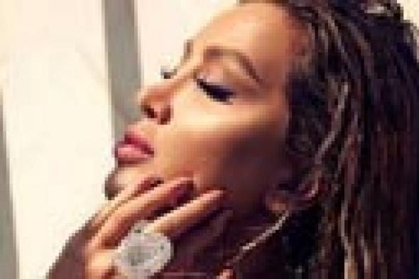 بالصور- مايا دياب تتعاون مع مطرب Wiggle.. وتكافح سرطان الثدي