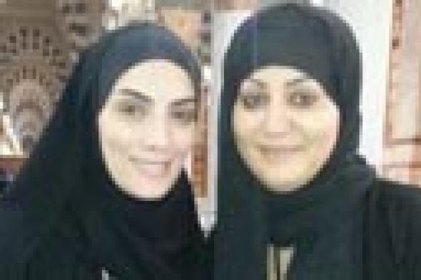 بالصور- "الحاجة" وفاء عامر تزور قبر الرسول