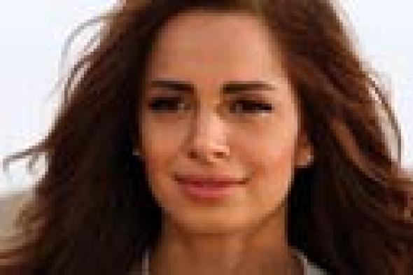 بالفيديو- "الأحمر" سيد الموقف في برومو كليب آمال ماهر "أيام ماتتعوضش"