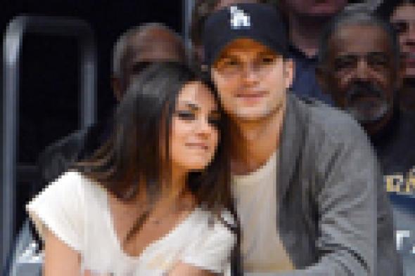 ميلا كونيس وأشتون كوتشر يستقبلان أول أبنائهما