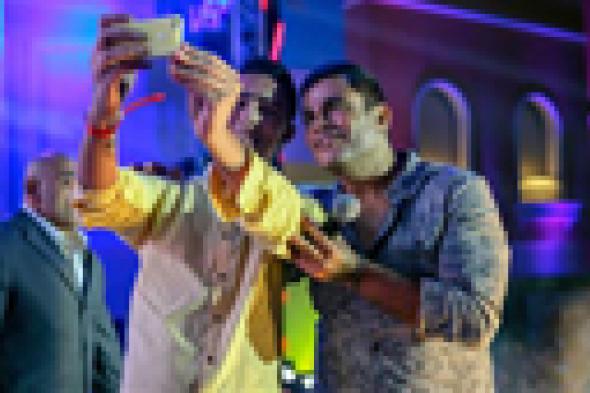 بالصور: محبان لعمرو دياب تمكنا من اقتحام المسرح والتقاط Selfie معه