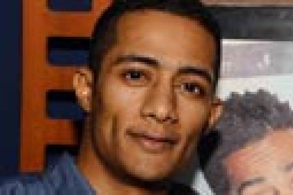 بالصور والفيديو- محمد رمضان يحتفل بـ "واحد صعيدي" وسط جمهوره "العظيم".. ويرتدي نظارة "ليدي جاجا"