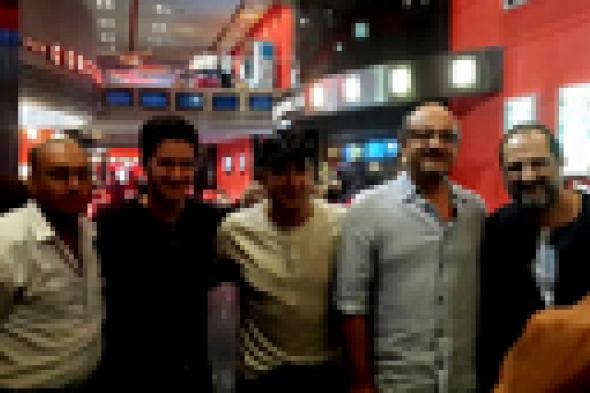 بالصور- رجال "الجزيرة 2" يتفقدون شباك التذاكر