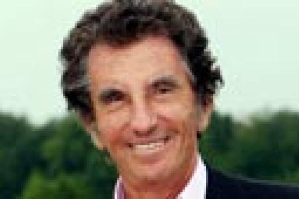 مهرجان القاهرة السينمائي يمنح الفرنسي جاك لانج جائزة نجيب محفوظ