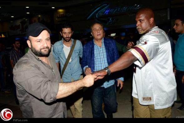 بالصور- محمود عبد العزيز يحتفل مع ابنه بـ "عمر وسلوى"