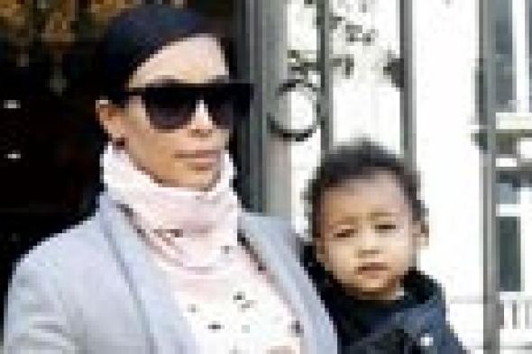 كيم كاردشيان تنفي نسيان ابنتها في فندق بباريس