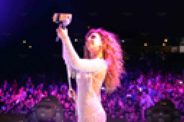 بالصور والفيديو- ميريام فارس تغني مع جمهورها في "دريم بارك" بالـ Selfie Stick