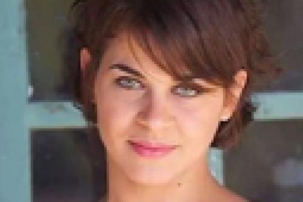 بالصور- منى هلا "أم مشمش" لمؤلف مسلسل Family Guy: "يخرب بيت طعامة أهلك"