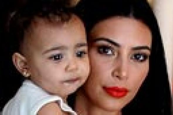 صورة- كيم كارداشيان تستبدل خاتم خطوبتها الألماس باسم طفلتها