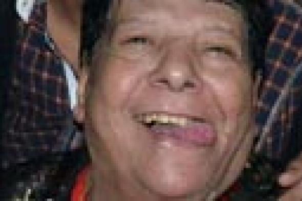 بالصور: شعبان عبد الرحيم وسط معجباته على طريقة مايلي سايرس