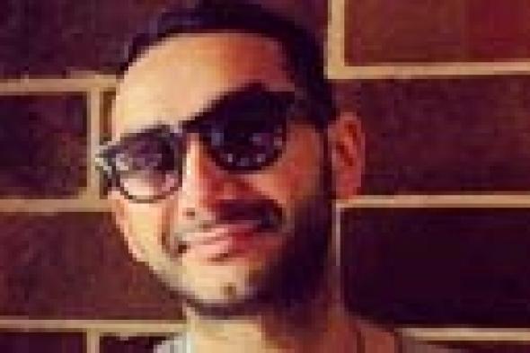 بالفيدو- طائرة ورقية سر "عضلات" نادر حمدي