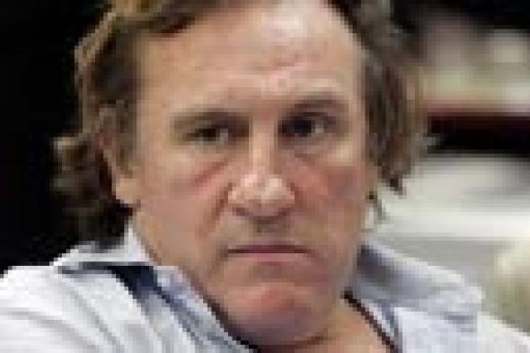 الممثل الفرنسي جيرارد ديبارديو يعترف بعمله كـ "عاهرة" في العاشرة