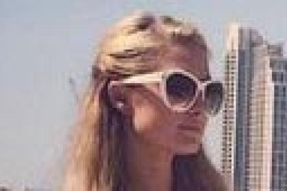 بالصور والفيديو- باريس هيلتون تركب الجمال وتشاهد "النافورة الراقصة" في دبي