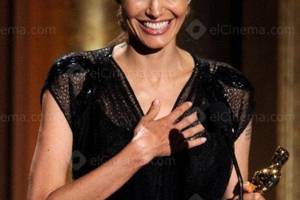 الملكة إليزابيث تمنح أنجلينا جولي وسام "قائدة"