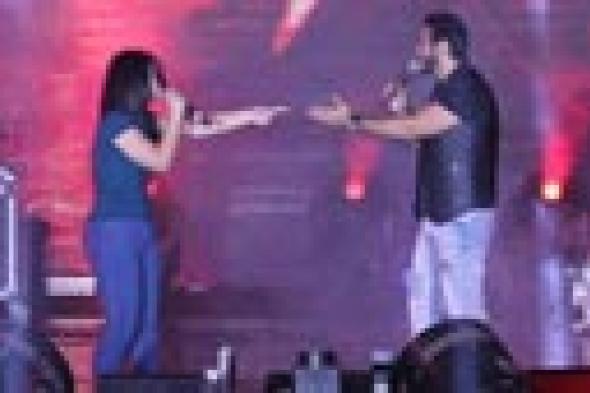 بالصور- تامر حسني يشعل حماس طلاب CIC بالغناء مع إحدى الطالبات