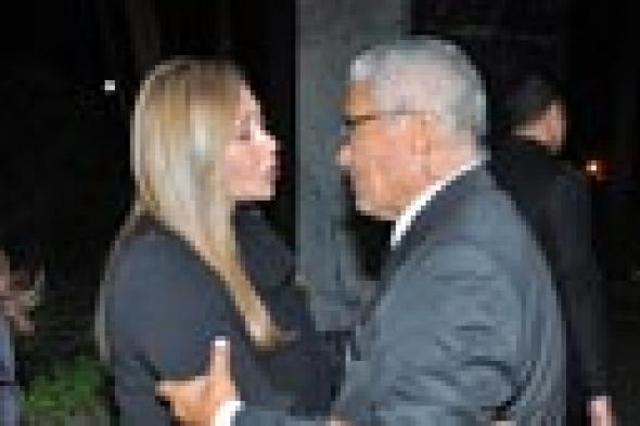 بالصور- ليلى علوي والمنتصر بالله وجنات يواسون رجاء حسين في وفاة نجلها