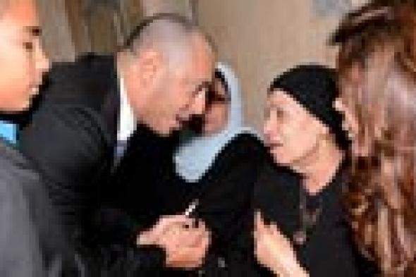 بالصور- مصطفى شعبان "حليق الرأس" في عزاء نجل رجاء حسين وسيف عبد الرحمن