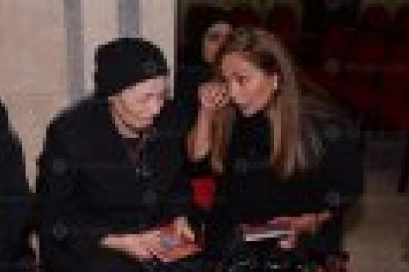 بالصور: رجاء حسين تستقبل العزاء في نجلها بالدموع