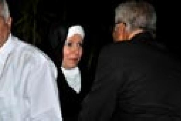 صورة- مشيرة إسماعيل بالحجاب في ظهور نادر بعزاء نجل رجاء حسين