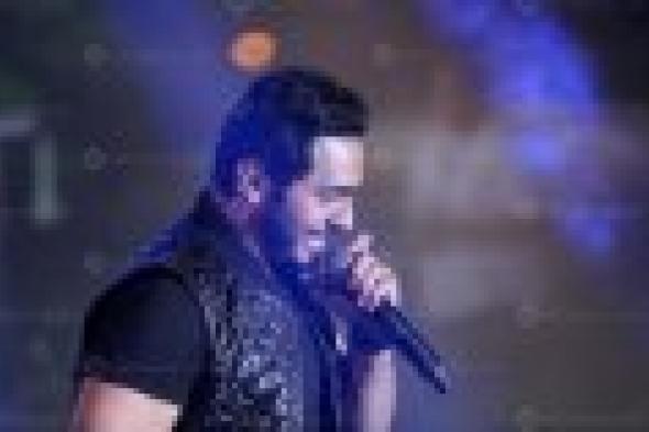 بالصور: طلاب الجامعة الكندية يحتفلون مع تامر حسني ببدء العام الدراسي