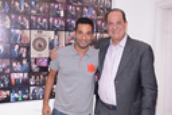 بالصور- عمرو سعد في اتحاد النقابات الفنية لحل أزمته مع "المهن السينمائية"