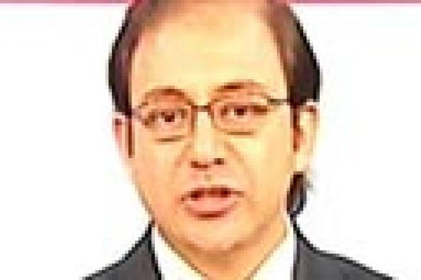 بالفيديو- مذيع التلفزيون المصري يتعرض لموقف محرج بسبب "مراسل ماشفش حاجة"