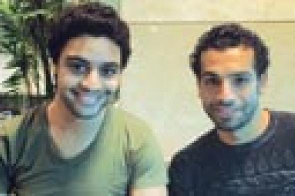 صورة- أحمد جمال يقابل اللاعب محمد صلاح بمطار القاهرة