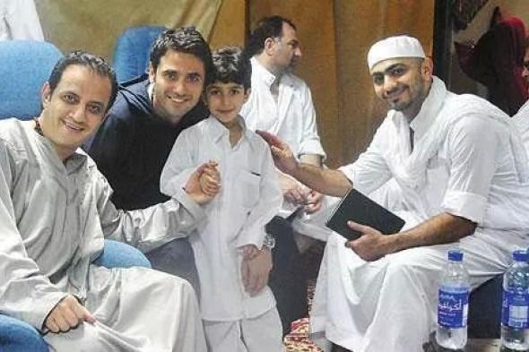 بالصورة: تامر حسني يلتقي أحمد عز أثناء الحج