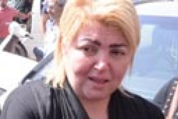 بالصور- مها أحمد تنهار باكية في جنازة والدها