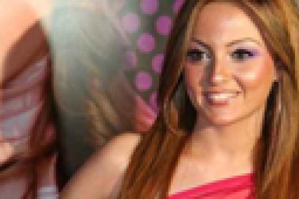 بشرى تتبرع بفستان زفافها لصالح الأعمال الخيرية