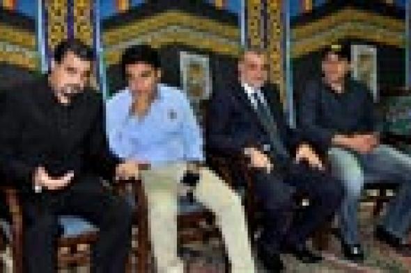 بالصور- السقا وصابرين أول المعزيين لمها أحمد في والدها