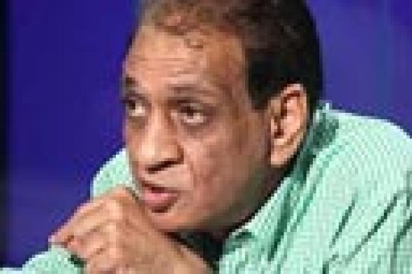 محمد السبكي نافيا قيامه بحركة خارجة على الهواء بـ: كنت أشرب الماء!