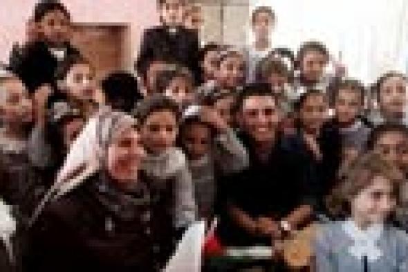 بالفيديو: محمد عساف يشارك تلميذات "خان يونس" حصصهن