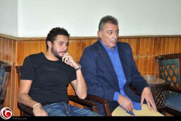 بالصور: أحمد الفيشاوي بـ "تاتو" طفاية حريق!