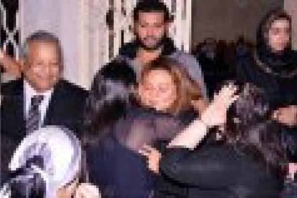 بالصور: نجوم الفن في عزاء والدة كاملة أبو ذكري