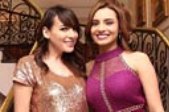 صورة- غزل وحب متبادل بين ساندي وكارمن سليمان