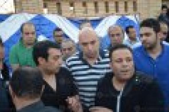 بالصور: إيهاب توفيق يُشيع جنازة والدته بالدموع