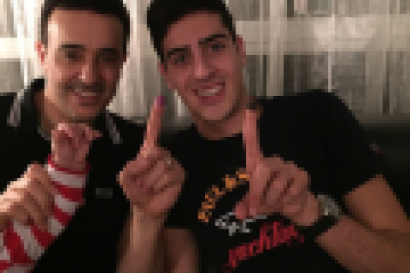 بالصور: صابر الرباعي وابنه يدليان بصوتهما في الانتخابات البرلمانية التونسية