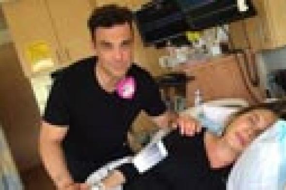 بالفيديو- روبي وليامز يخفف من آلام زوجته أثناء وضعها لطفلهما بالغناء لها!