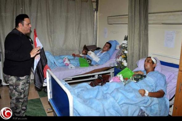 بالصور- محمد فؤاد بالمموه في زيارته لمصابي تفجيرات سيناء