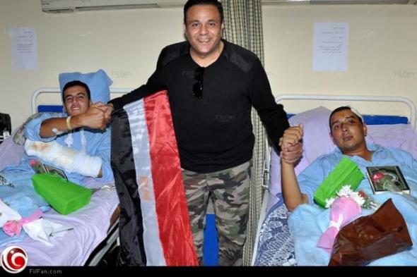 بالصور- محمد فؤاد بـ "المموه" في زيارته لمصابي تفجيرات سيناء