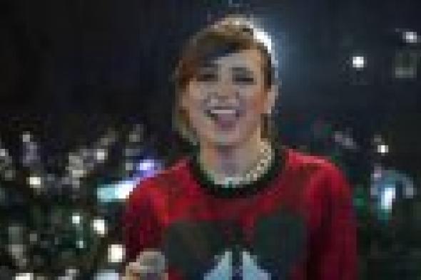 بالصور: ساندي تتألق بالأحمر في حفل أكاديمية الجزيرة