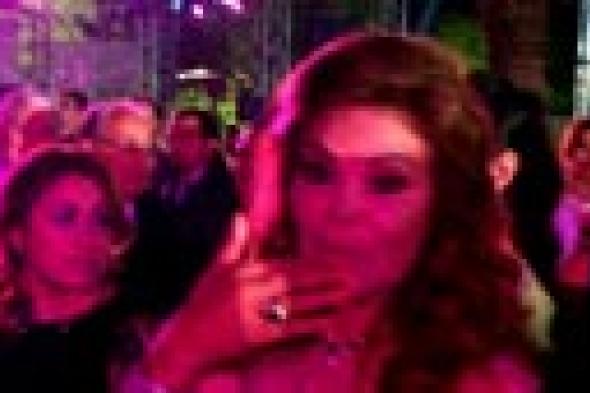 بالفيديو- صفاء أبو السعود تطلق "زغرودة" في حفل زفاف ابنتها