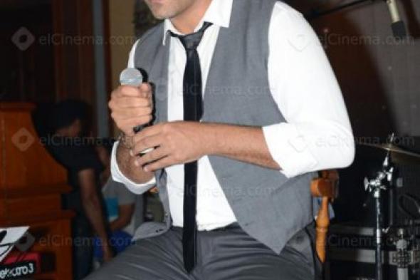 بالصور: هاني عادل بـ"لوك" جديد "زلطة"