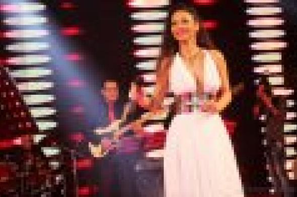 بالصور: إطلالات جميلة لدوللي شاهين في حفلات إحدي شركات المحمول