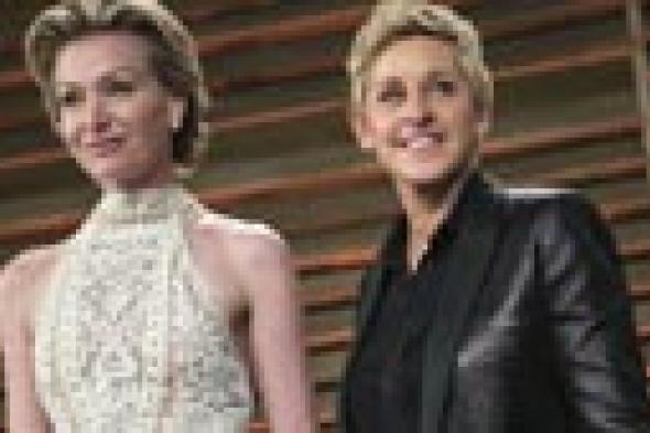 إلين ديجينريس وزوجتها بورشيا تسخران من العارية كيم كاردشيان