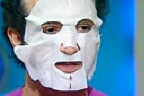 بالفيديو- شريف مدكور يطل على مشاهديه بـ "ماسك" تفتيح للبشرة