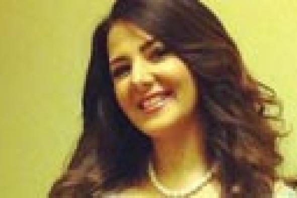 بالصور- دنيا سمير غانم تستعرض رشاقتها بعد الولادة
