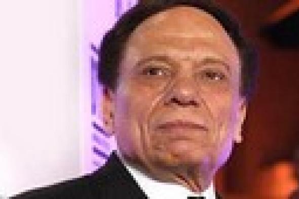بالفيديو- عادل إمام يؤدي أغنية ممنوعة لعدوية