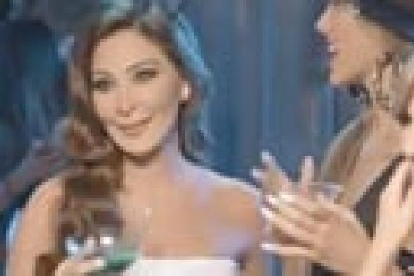 إليسا تطمئن جمهورها على فستانها الغالي!